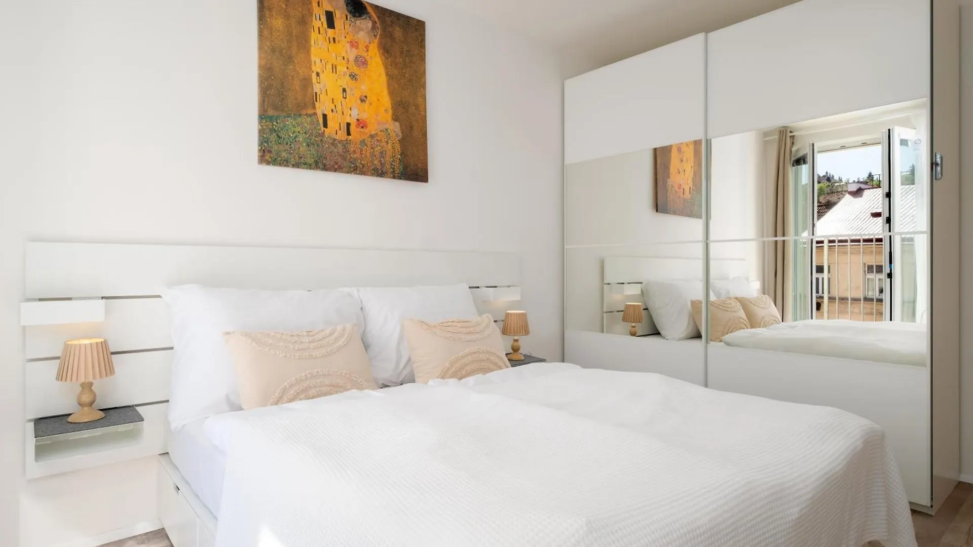 Three Bedroom Aparment With Terrace By Prague Days Apartment