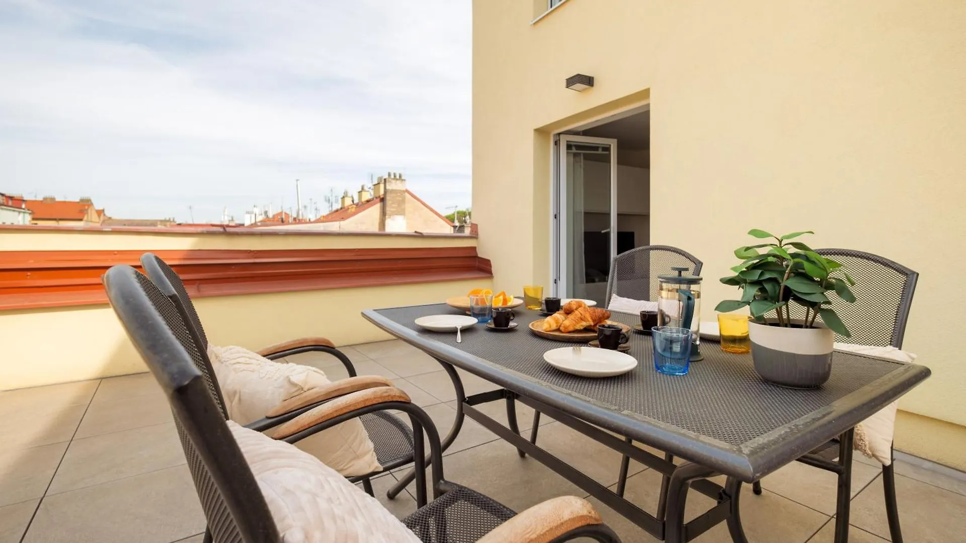 Three Bedroom Aparment With Terrace By Prague Days