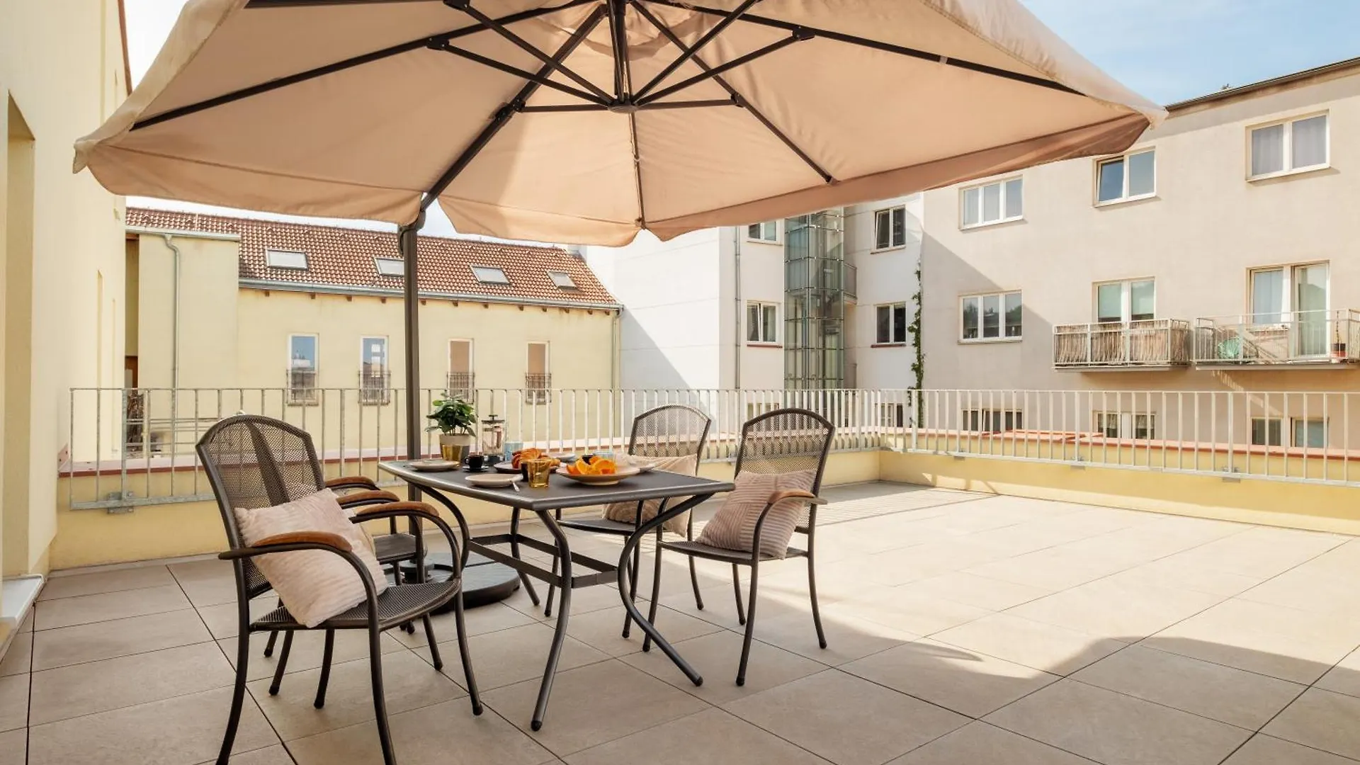 Three Bedroom Aparment With Terrace By Prague Days