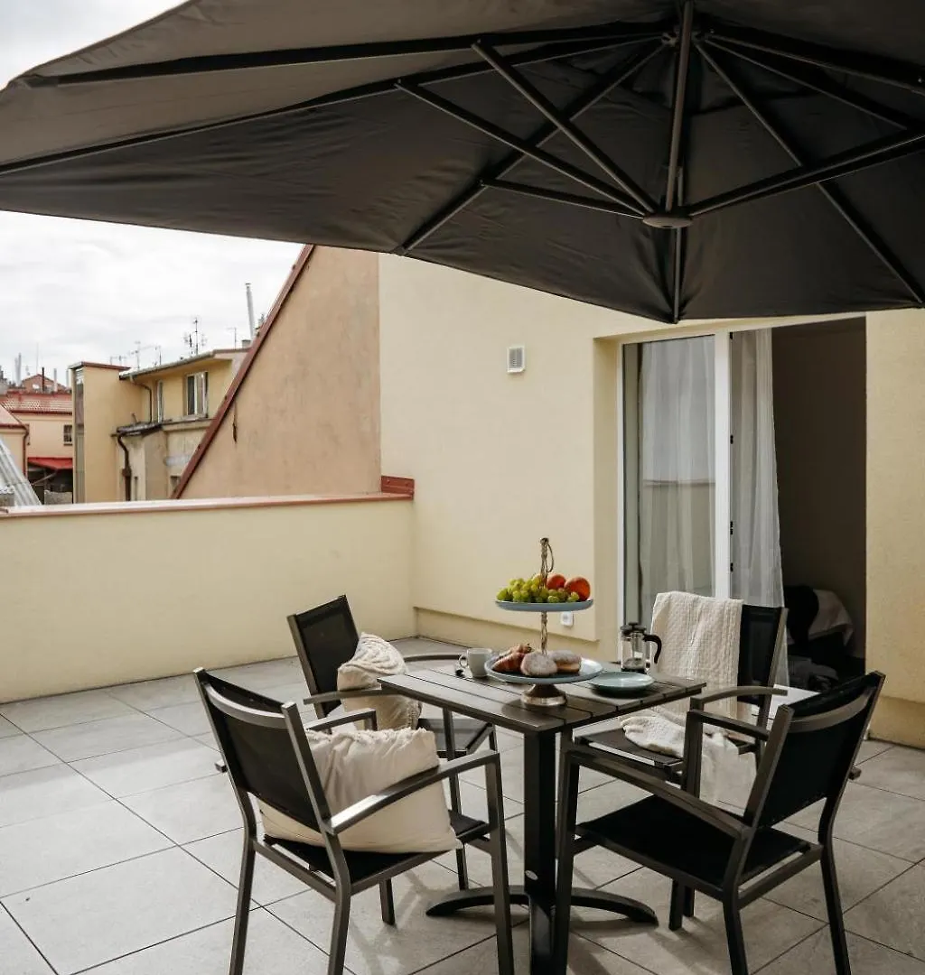 Apartment Three Bedroom Aparment With Terrace By Prague Days