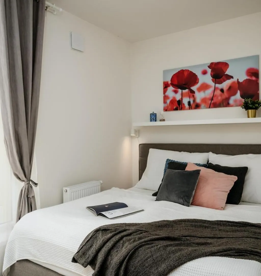 Apartment Three Bedroom Aparment With Terrace By Prague Days
